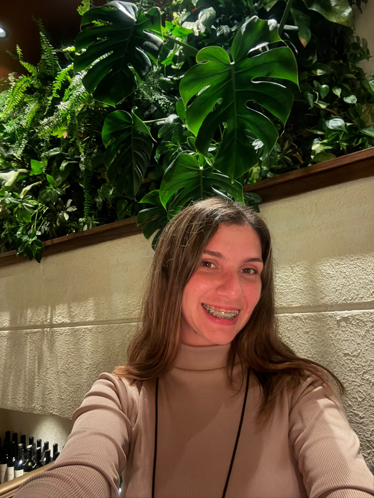 Melanie Tolosa trabajando en su escritorio